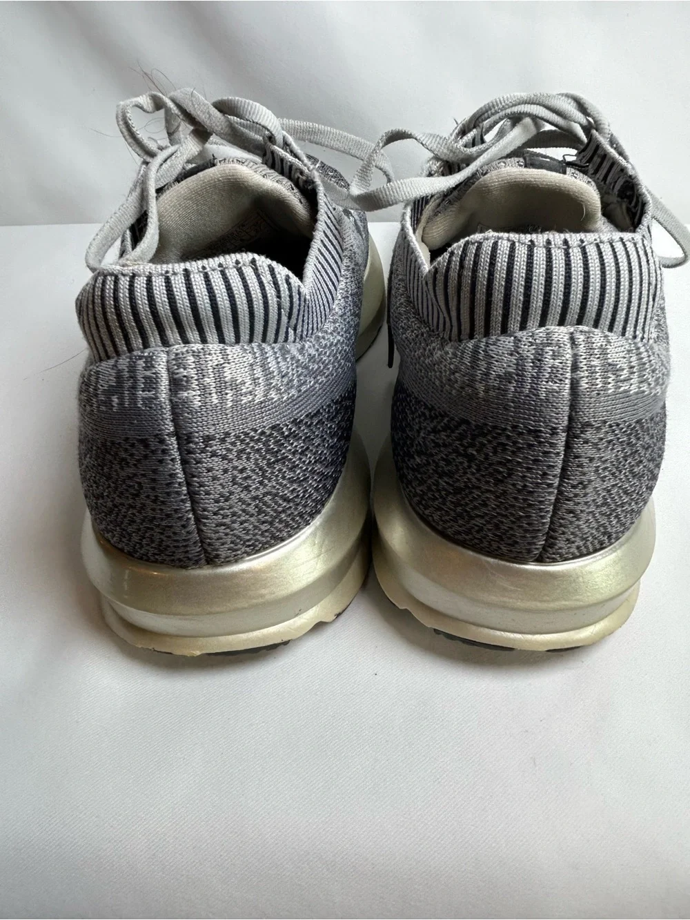 Brooks Levitate 2 running shoes women’s size 10 gray white athletic sneakers